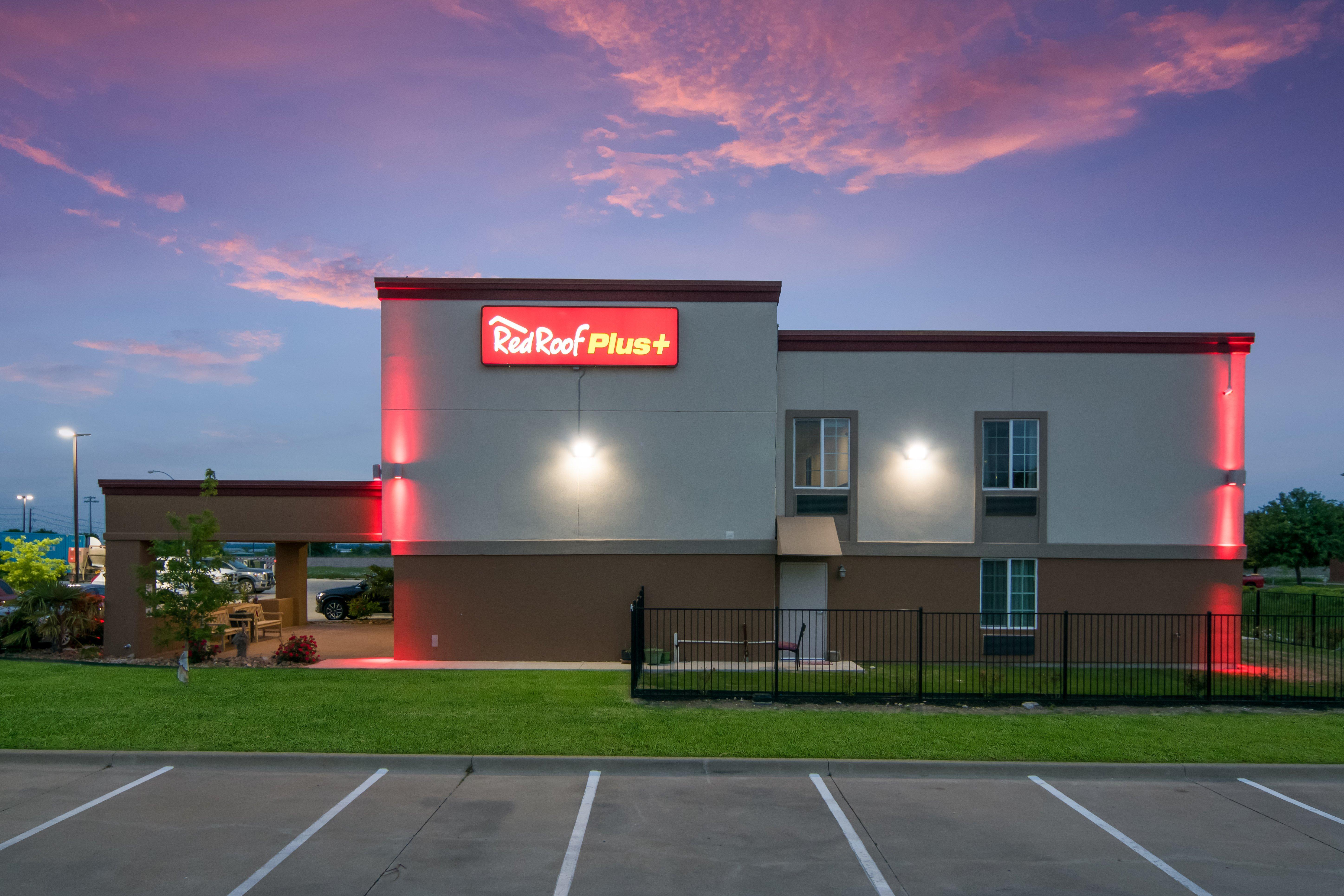 Red Roof Inn Plus+ Fort Worth - Burleson Buitenkant foto